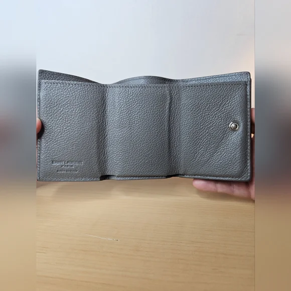 SAINT LAURENT GUC Greige Leather Trifold Wallet - Picture 4 of 14